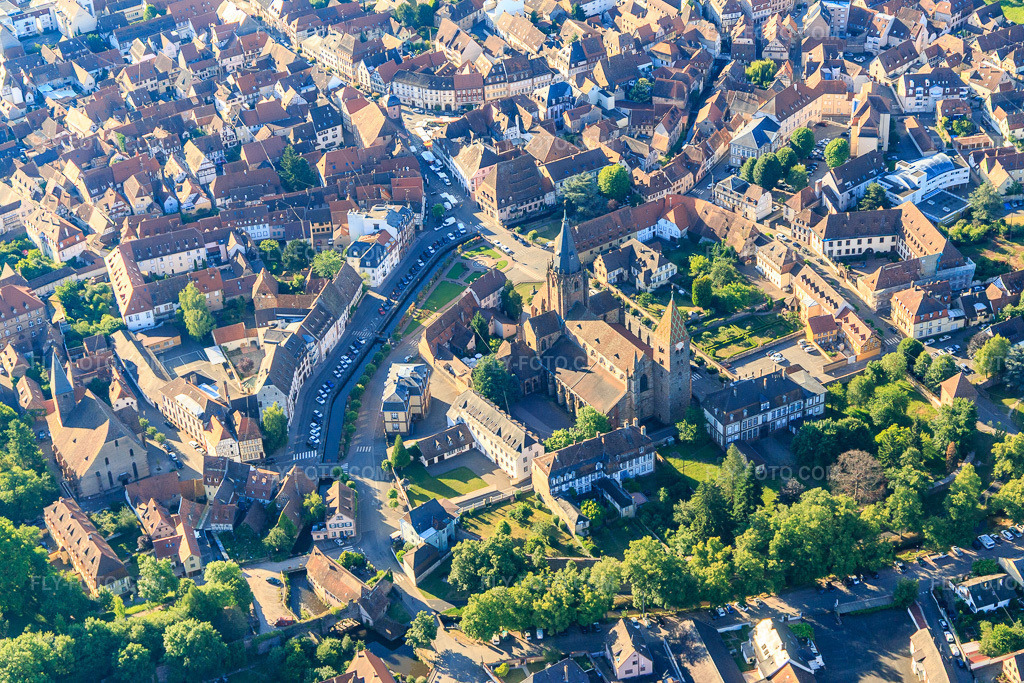 Aerial view: Abbatiale Saint Pierre et Paul from the west in Wissembourg in the state Bas-Rhin, France. – Photo: IMG_100985.jpg taken on 06/17/2017 by Werner Riehm/FLY-FOTO.com – Resolution of the original: 5472 x 3648 px – Paroisse de Wissembourg