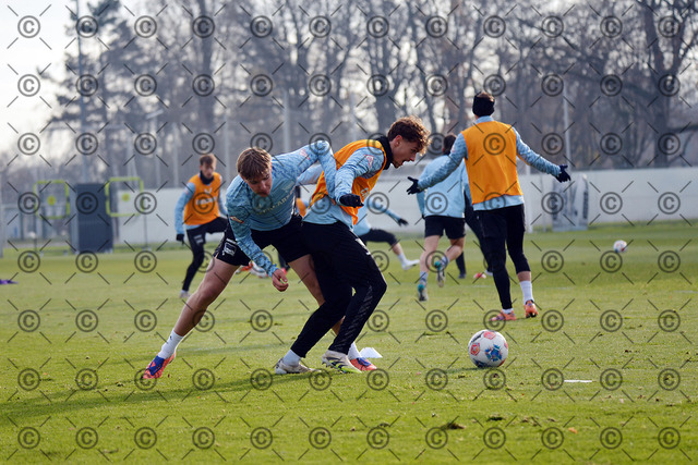 RGE_6959b | Hertha BSC, 2.Bundesliga, Herren, Saison 2025/26, Training, von li. Kennet Eichhorn ( Hertha BSC ), Maurice Krattenmacher ( Hertha BSC ),  Fotograf:   Ralf Gebhardt - Realisiert mit Pictrs.com