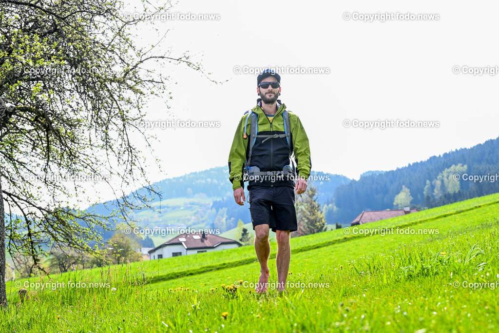 Johannes Kronegger_ Barfuss Wanderer_ 08.05.2023_-10 | 08.05.2023, Pierbach, AUT, Johannesweg, im Bild Johannes Kronegger (Barfuss Wanderer)