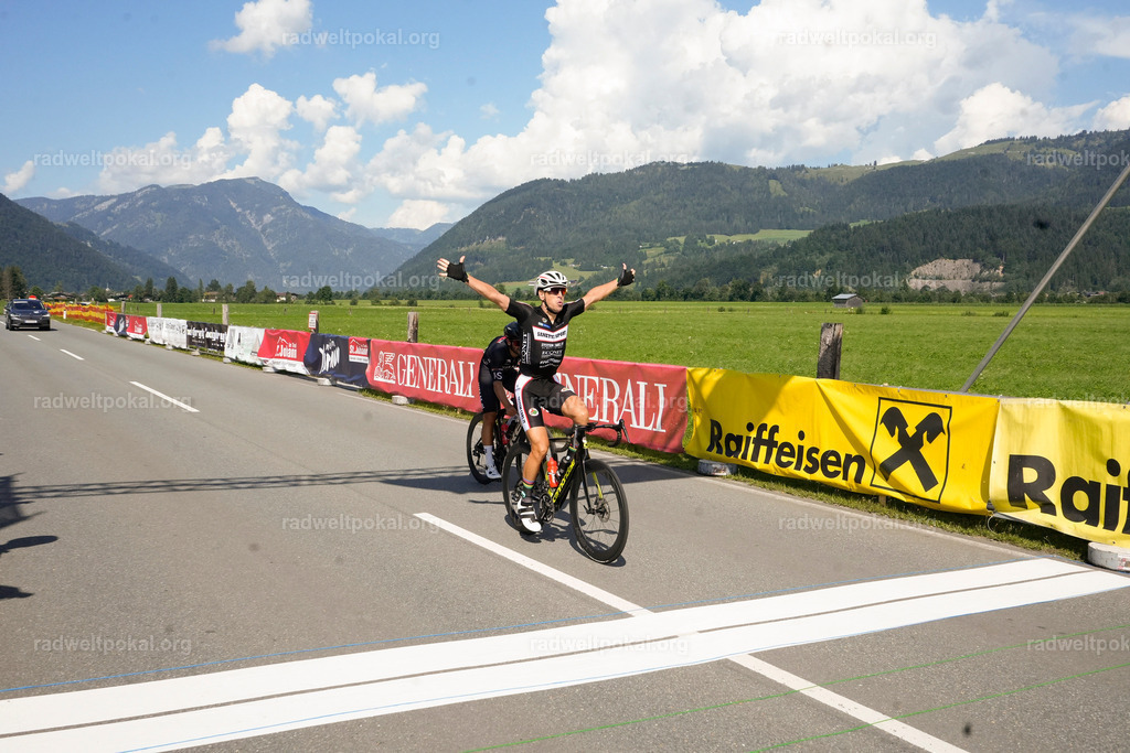 843_20230817_Bewerb_Maenner_Muehlanger | AUT - OESTERREICH, 2023-08-16: SPORT RENNRAD-FAHREN - 55. INTERNATIONALER RADWELTPOKAL IN ST. JOHANN IN TIROL  - Vintage-Radrennen mit WM-Bronze-Medaillen-Siegerin Christina Schweinberger, den Teilnehmer und Alexander Baumann (vom Orginastions-Team) - TAG 2 BEWERB MAENNER IN SECHS GRUPPEN  ; Foto: Roland Muehlanger