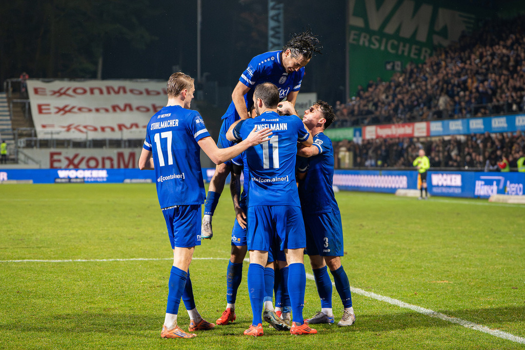 Fußball I Herren I Saison 2025-2026 I Regionalliga Nord I 24. Spieltag I SV Meppen - Hamburger SV II I 1352 | Mika Stuhlmacher (17, SV Meppen), Simon Engelmann (11, SV Meppen), Ersin Zehir (6, SV Meppen), Tobias Mißner (3, SV Meppen) - Realisiert mit Pictrs.com