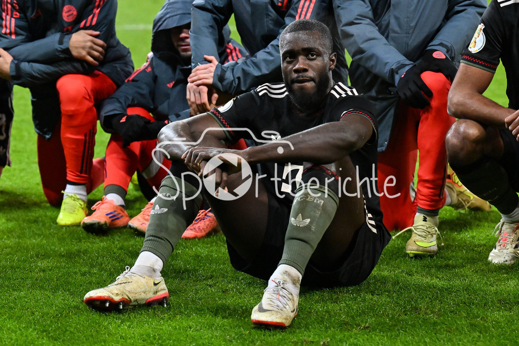 1. FC Union Berlin - FC Bayern München | BERLIN, GERMANY - 03. DECEMBER: Die Spieler der Bayern feiern zusammen mit den Fans den Sieg in Berlin nach dem Match zwischen dem 1. FC Union Berlin und dem FC Bayern München beim Achtelfinale des DFB-Pokales im Stadion an der alten Försterei / Dayot UPAMECANO (FC Bayern Munich 2)