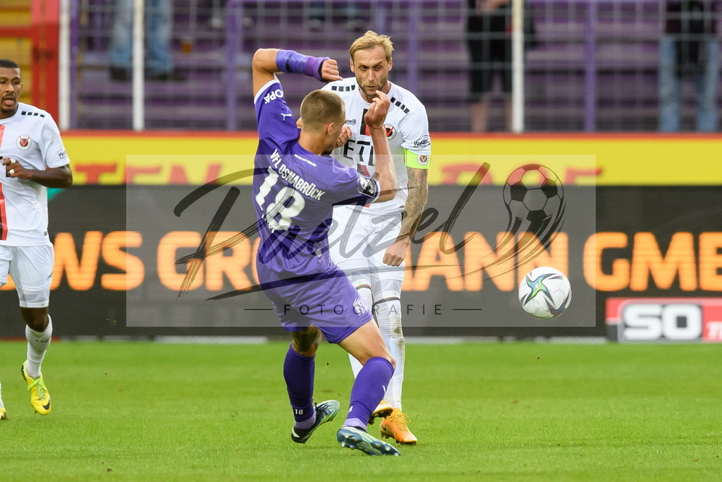 OSNVKO20210906_15 | Fussball, Herren: Marcel Risse (FC Viktoria Koeln) und Maurice Trapp (VfL Osnabrueck) im Zweikampf beim Spiel der 3. Liga zwischen VfL Osnabrueck und FC Viktoria Koeln im Stadion an der Bremer Bruecke am 06.09.2021 in Osnabrueck, Deutschland.DFB / DFL REGULATIONS PROHIBIT ANY USE OF PHOTOGRAPHS AS IMAGE SEQUENCES AND/OR QUASI-VIDEO. - Realisiert mit Pictrs.com