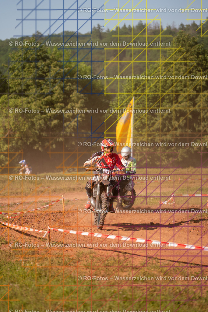 Wolfshausen 3 Lauf -1975 | Sportfotografie von RO-Fotos: Motorsport, Motocross, Enduro, Laufveranstaltungen und Triathlon. Professionelle Fotos von Sportlern und Events. - Realisiert mit Pictrs.com