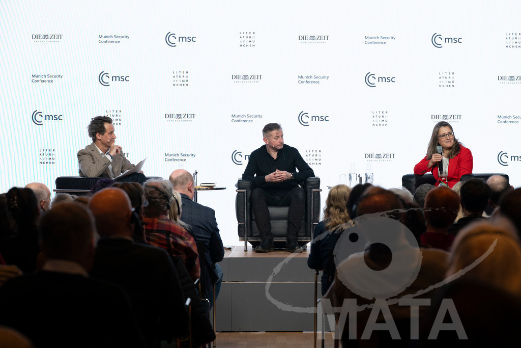 _DWA3330 | Die MSC Security and Literature Series der Münchner Sicherheitskonferenz wird von der ZEIT mitveranstaltet und vom Literaturhaus München unterstützt. Am Donnerstag, 12. Februar (19-20 Uhr), spricht Autor Serhiy Zhadan aus Charkiw mit Chrystia Freeland, Sonderbeauftragte für den Wiederaufbau der Ukraine und ehemalige stellvertretende Premierministerin Kanadas, über die Zukunft der Ukraine - Realisiert mit Pictrs.com