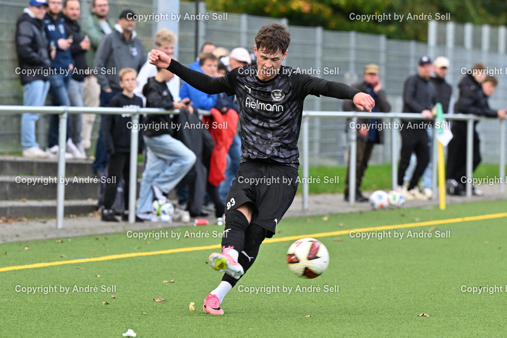 TSV Klausdorf vs SV Dörpum | Leon Mordhorst (Klausdorf #83) / Fußball-Landesliga Schleswig Männer 2026/2027 / TSV Klausdorf vs SV Dörpum / Kunstrasenplatz Klausdorf / Schwentinental / 17.10.26 - Realisiert mit Pictrs.com