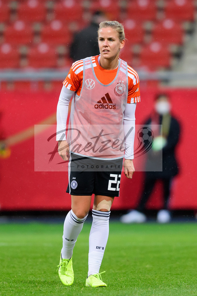 GERTUR20211126_088 | Fussball, Frauen: Lena Petermann (Germany) schaut bei dem Spiel der WM-Qualifikation zwischen Deutschland und Tuerkei im Eintracht-Stadion am 26.11.2021 in Braunschweig, Deutschland. - Realisiert mit Pictrs.com
