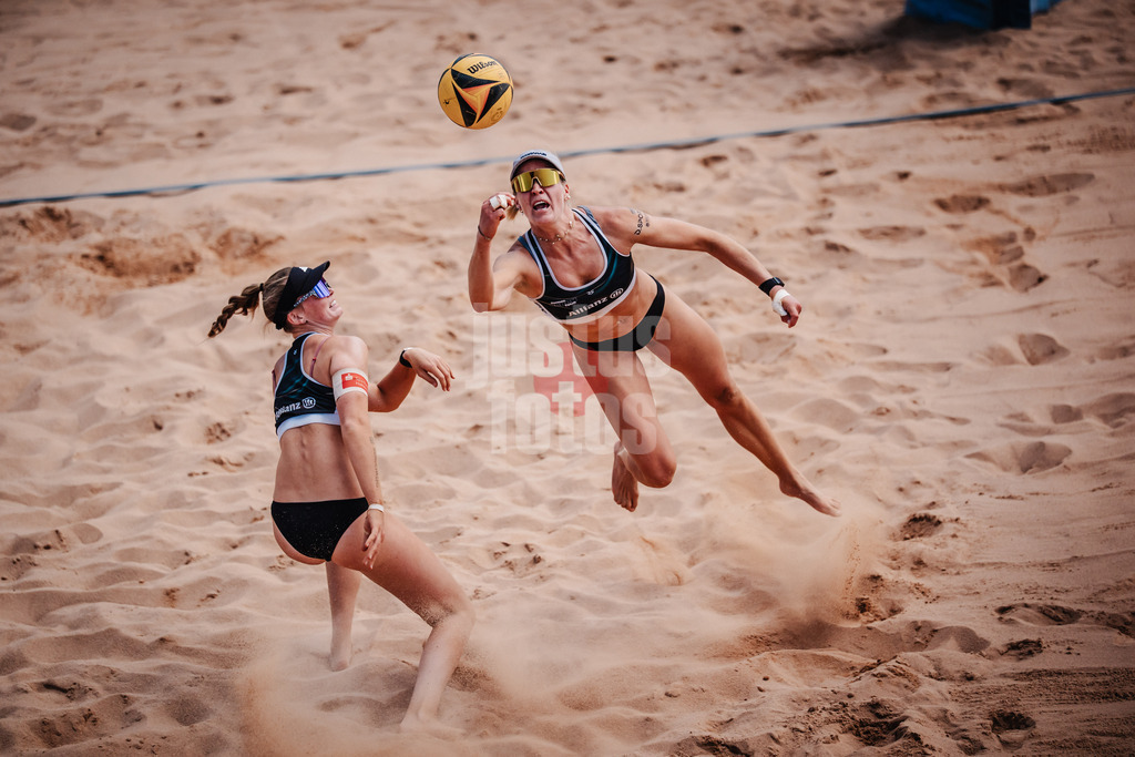 Beachvolleyball | Frauen | Allianz German Beach Tour 2025 | Tourstop München | 13.07.2025 | v.l. Lea Kunst und Melanie Paul bei der Abwehr