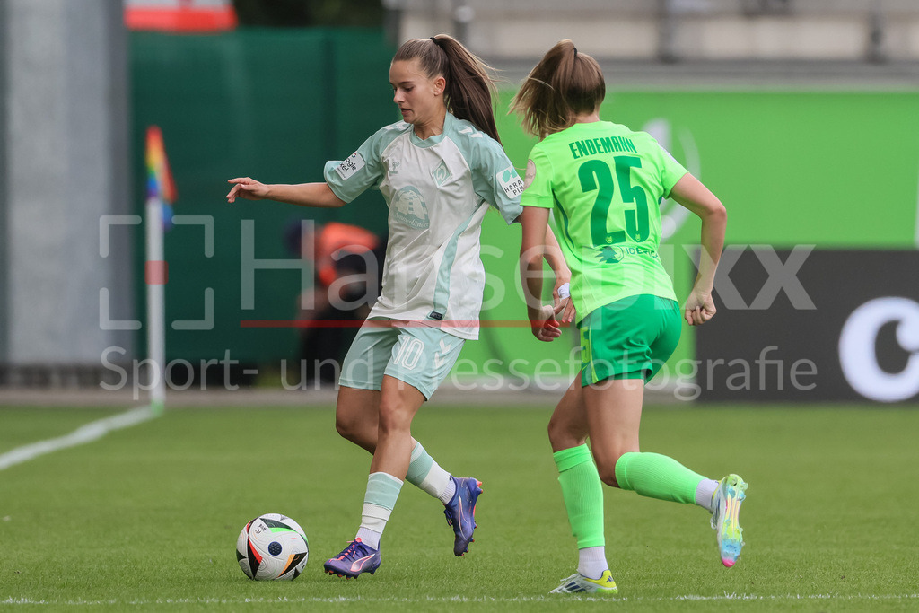 Fussball, Google Pixel Frauen-Bundesliga, VfL Wolfsburg - SV Werder Bremen | v.li.: Tuana Mahmoud (SV Werder Bremen, 10) und Vivien Endemann (VfL Wolfsburg, 25) im Zweikampf, Duell, Dynamik, Aktion, Action, Spielszene, DIE DFB-RICHTLINIEN UNTERSAGEN JEGLICHE NUTZUNG VON FOTOS ALS SEQUENZBILDER UND/ODER VIDEOÄHNLICHE FOTOSTRECKEN. DFB REGULATIONS PROHIBIT ANY USE OF PHOTOGRAPHS AS IMAGE SEQUENCES AND/OR QUASI-VIDEO.