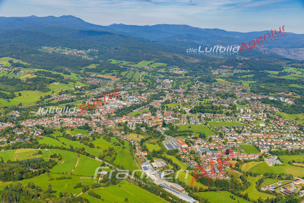 google-maps-vs-zwiesel-immobilien-fotos-5270-jahr-2025 | Luftaufnahme von Zwiesel - Die Luftaufnahme wurde 2025 vom UL-Flugzeug heraus erstellt ( keine Drohne ) - Hochauflösende Luftaufnahme - für professionelle Ausdrucke geeignet. Die Geschenkidee !Mit Lizenz und Bildrechte bestellbar