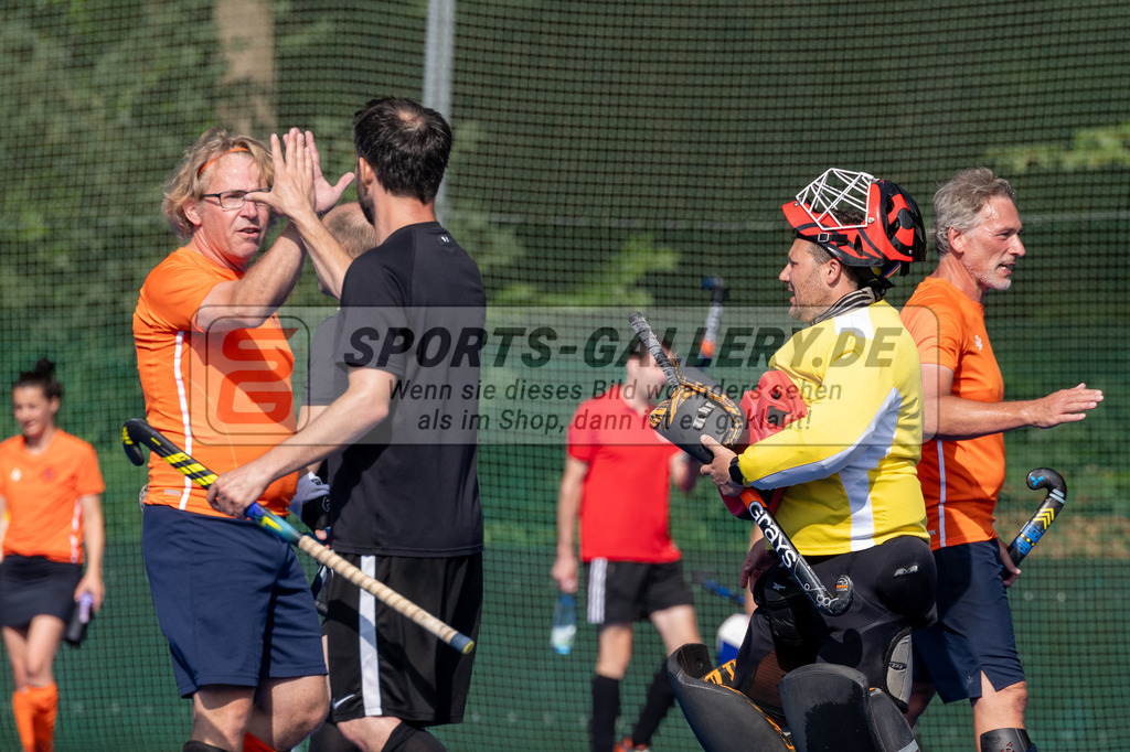 SFE_20240817_0053 | Krefeld, Deutschland, 17.08.2024:  European Cup for Recreational Hockey Players im KTHC Stadion Rot-Weiss Köln Tennis and Hockey Club am 17.08.2024 in Krefeld, Deutschland. (Foto von Stephan Fehrmann)Krefeld, Germany, 17.08.2024: European Cup for Recreational Hockey Players in KTHC Stadion Rot-Weiss Köln Tennis and Hockey Club at 17.08.2024 in Krefeld, Deutschland. (Foto from Stephan Fehrmann)