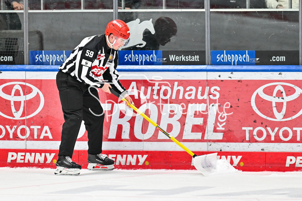 Augsburger Panther - EHC RB München | AUGSBURG, DEUTSCHLAND - 27. FEBRUAR: im Bild Linienrichter Jonas REINOLD der das Eis mit einer Schneeschaufel sauber macht / Einzelfoto / Freisteller während dem Match zwischen den Augsburger Panthern und dem EHC RB München am 46. Spieltag der Penny DEL im Curt Frenzel Stadion