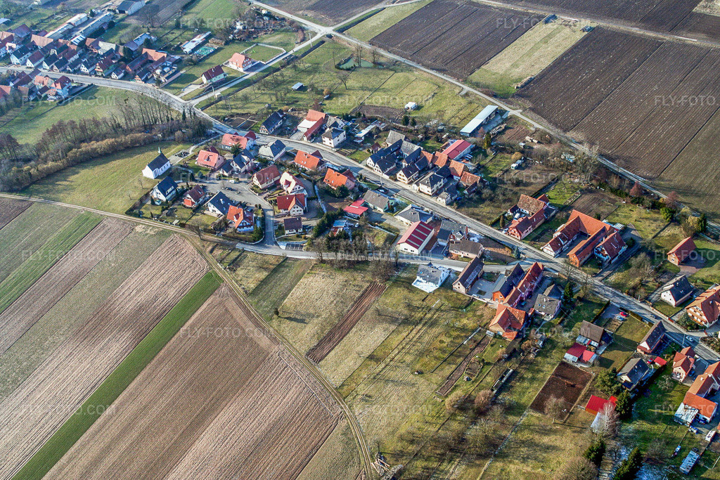 Aerial view: Rue del la Chapelle from the south in Niederlauterbach in the state Bas-Rhin, France. – Photo: IMG_1166.jpg taken on 03/12/2006 by Werner Riehm/FLY-FOTO.com – Resolution of the original: 3456 x 2304 px