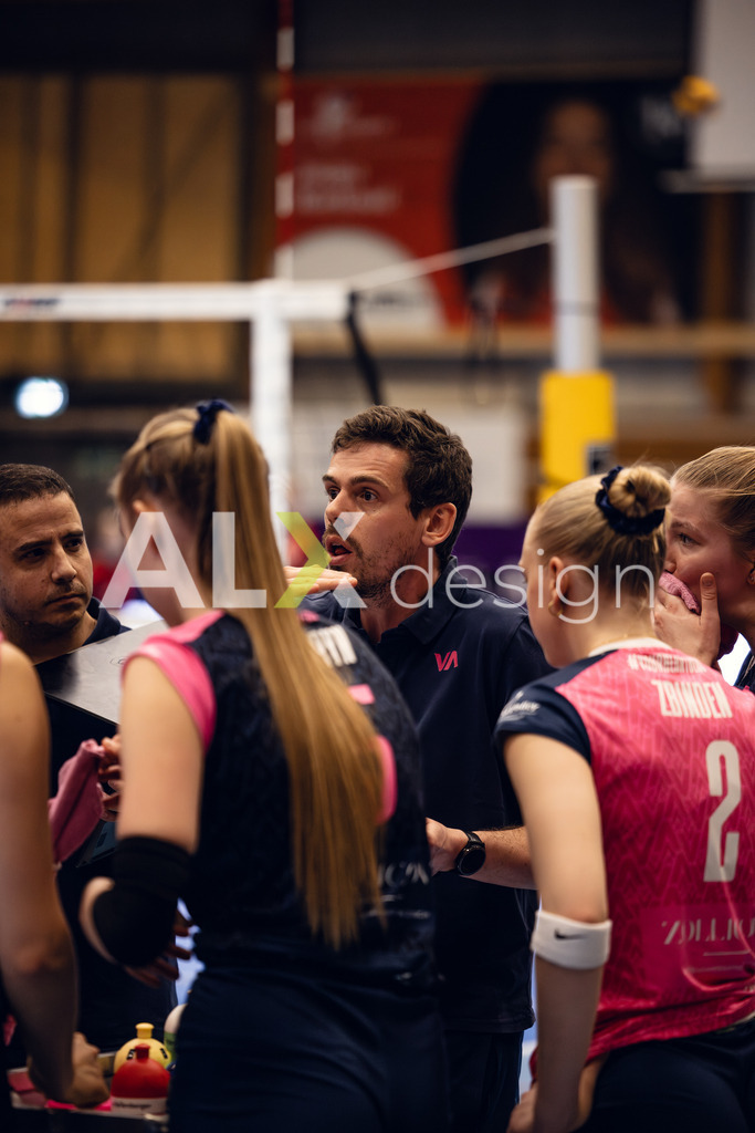 Volleyball I Frauen I Saison 2025-2026 I Volleyball NLA | Women I Round 14 I VC Kanti Schaffhausen - NLZ Volleyball Academy Zürich I 16.01.2026 | NLZ Volleyball Academy - Besprechung - Realisiert mit Pictrs.com