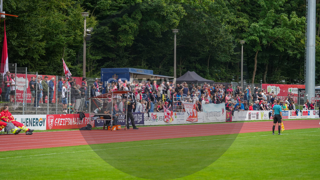 Fußball, Herren, Saison 2025/2026, Regionalliga Nordost, 9. Spieltag, Greifswalder FC vs. FSV 63 Luckenwalde, Sonntag 21.09.2025, Volksstadion Greifswald, | Fußball, Herren, Saison 2025/2026, Regionalliga Nordost, 9. Spieltag, Greifswalder FC vs. FSV 63 Luckenwalde, Sonntag 21.09.2025, Volksstadion Greifswald, Im Bild: Ein Blick auf die Fans des Greifswalder FC im Volksstadion Greifswald. - Realisiert mit Pictrs.com