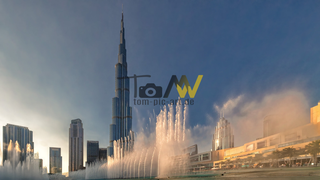 Wasserspiele am Burj Khalifa in Dubai-Toller Springbrunnen | Die hoch spritzende Wasserfontänen im Park am Burj Khalifa im untergehenden Licht der Sonne.  - Realisiert mit Pictrs.com