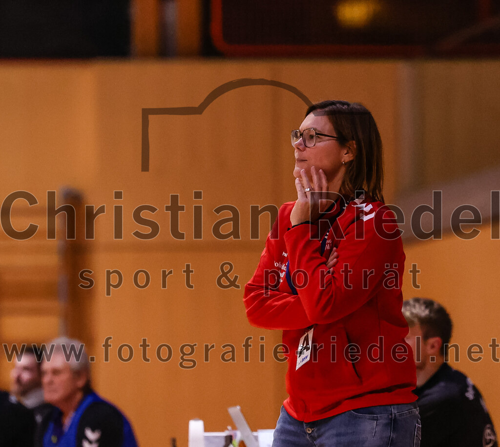 2024-11-09_013_SpVgg_Altenerding_gegen_TV_Altoetting | Erding, Deutschland, 09.11.2024:Handball, Bezirksoberliga Männer 2024 / 2025, 6. Spieltag, SpVgg Altenerding gegen TV Altötting, Endergebnis: 26:22Trainerin Katrin Noserke (TV Altötting)Foto: Christian Riedel / fotografie-riedel.net