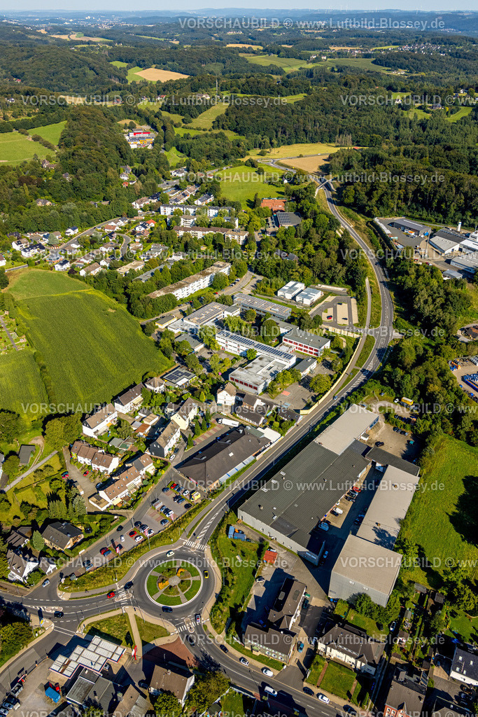 Sprockhoevel240811059 | Luftbild, Ortsansicht und waldige Hügellandschaft, Kreisverkehr Hauptstraße an der Glückauf-Allee Trasse mit Neubau der Umgehungsstraße L70n zur Haßlinghauser Straße mit Kreisverkehr, Mathilde-Anneke-Schule, Niedersprockhövel, Sprockhövel, Ruhrgebiet, Nordrhein-Westfalen, Deutschland