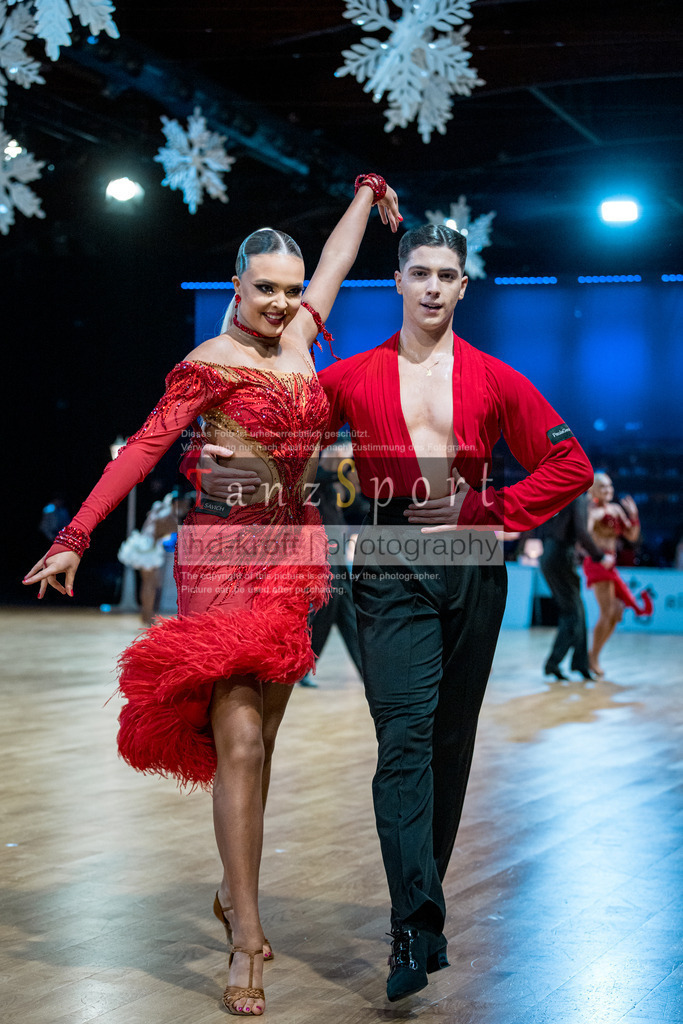 20251212_WDSF_World_Ch_Cup_RS-Lat_1293-2 | Tanzsportbilder, Standardtanz, Lateintanz, WDSF, DTV, LTVB, dancecomp, goc, hessen tanzt, blaues band der spree, walzer, tango, wiener walzer, slowfox, quickstepp, samba, rumba, cha-cha-cha, paso doble. jive, hd-kroft photography, turniertanzsport