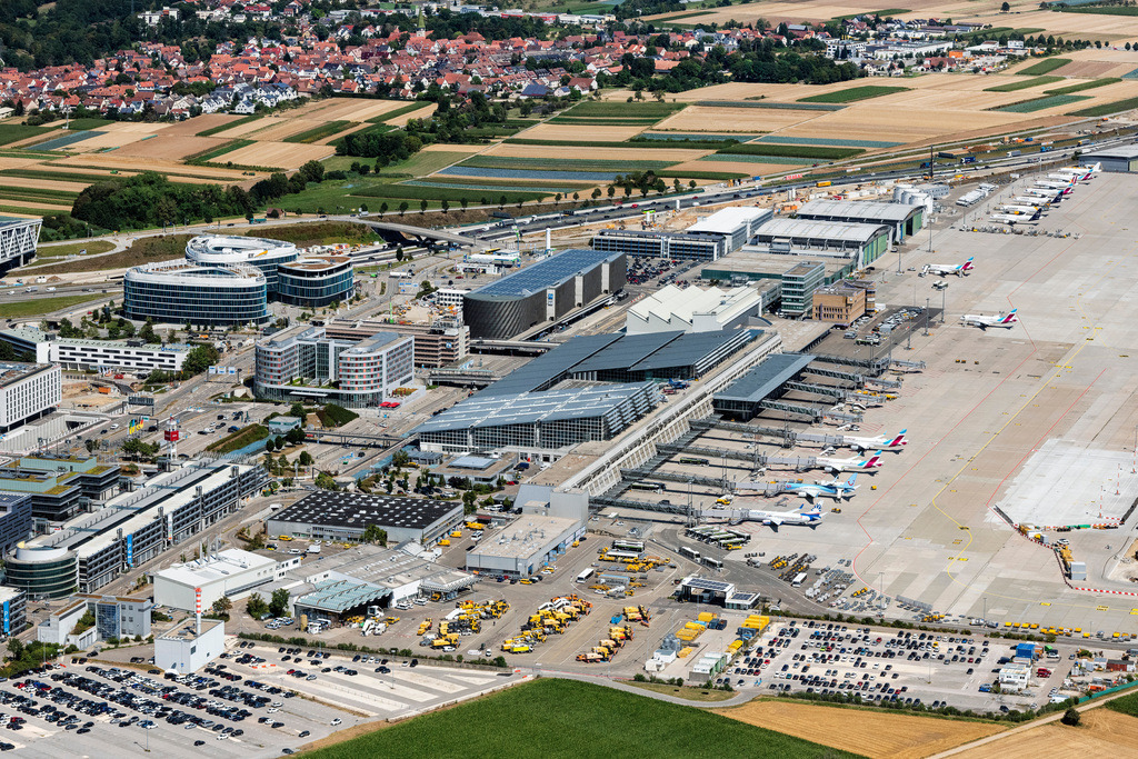 dr__0057878.jpg | STUTTGART 06.08.2020 Abfertigungs- Gebäude und Terminals auf dem Gelände des Flughafen in Stuttgart im Bundesland Baden-Württemberg, Deutschland. Weiterführende Informationen bei: Flughafen Stuttgart GmbH. // Dispatch building and terminals on the premises of the airport in Stuttgart in the state Baden-Wurttemberg, Germany. Further information at: Flughafen Stuttgart GmbH. Foto: Daniel Reiter