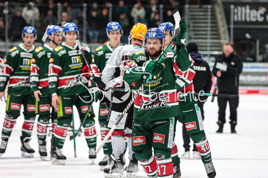 Augsburger Panther - Fischtown Pinguins Bremerhaven | Wade BERGMAN (AEV #AEV 47) bedankt sich bei den Zuschauern