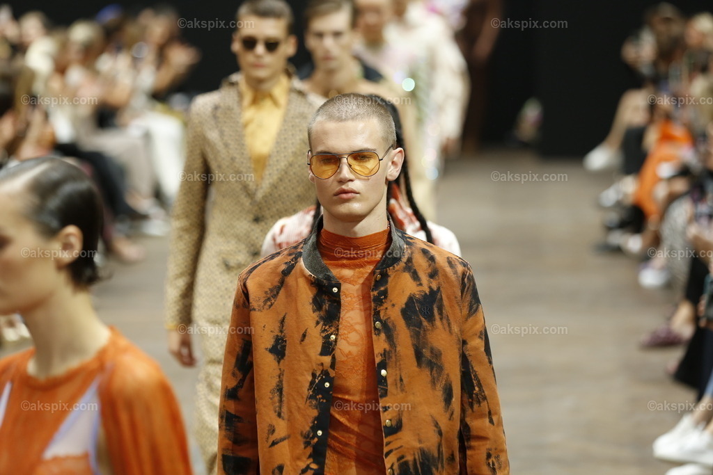 Kilian Kerner auf der  MBFW Spring/Summer 2023 | Mercedes-Benz Fashion Week (MBFW)  Frühling / Sommer 2023 im Hotel Telegraphenamt Berlin in Berlin-Mitte. Die Kollektionen von Kilian Kerner auf der MBFW Spring/Summer 2023. Das Bild zeigt Models mit der Kollektion von Kilian Kerner.