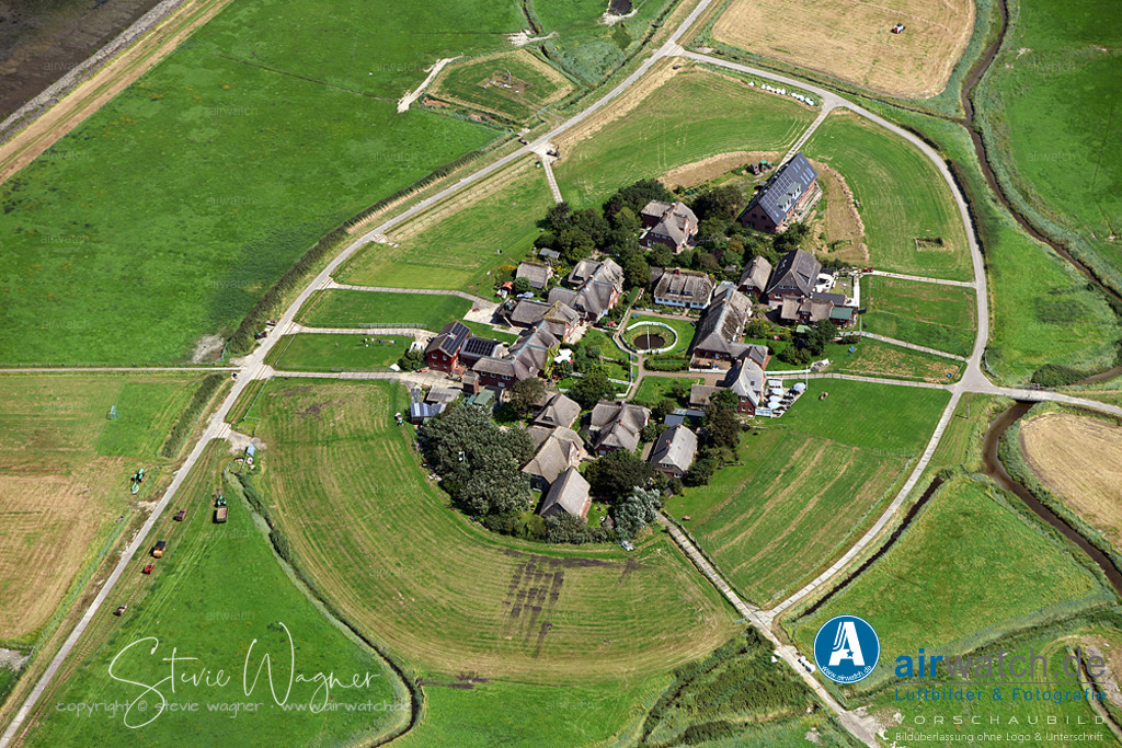 Luftbilder Hallig Oland | Die Lebensmöglichkeiten auf Hallig Oland waren von jeher begrenzt. Nur ein Sohn konnte die vorhandene Bauernstelle übernehmen. Neuansiedlungen gab es nicht. Daraus ergaben sich zwei Möglichkeiten für die jungen Männer: Entweder man fuhr zur See oder wanderte aufs Festland aus, um hier eine Existenz aufzubauen. Die Mädchen suchten ihr Auskommen ebenfalls zumeist auf dem Festland und heirateten dort; dies ist in zahlreichen Familienchroniken dokumentiert.