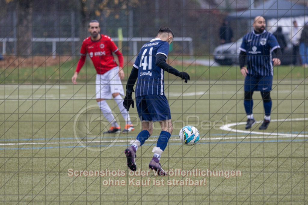 20251109_124009_0081 | #,1.Göppinger SV II (rot) vs. TV Jahn Göppingen II (blau), Fussball, Kreisliga B8, Bezirk Neckar/Fils, 12. Spieltag, Saison 2025/2026, Kunstrasenplatz Süd, Hohenstaufenstraße 116, 73033 Göppingen, 09.11.2025 - 12:30 Uhr,Foto: PhotoPeet-Sportfotografie/Peter Harich