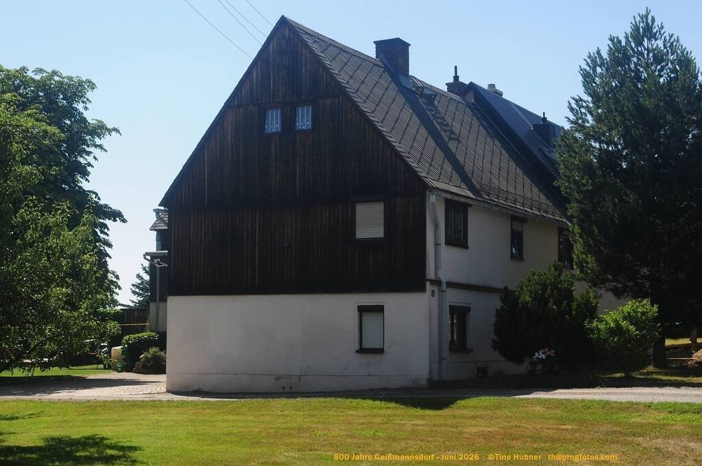 Geißmannsdorf-2026-Ortsbilder-703 | Geißmannsdorf bei Bischofswerda im Sommer 2026. Ein fotografischer Streifzug durch das Dorf Geißmannsdorf, mit Gebäuden, Straßen, Strohpuppen und geschmückten Vorgärten und Grundstücken anlässlich der 800-Jahr-Feier von Geißmannsdorf im Juni 2026 - Realisiert mit Pictrs.com