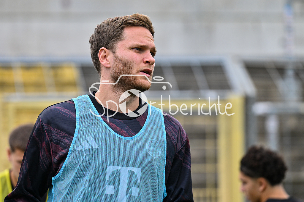 FC Bayern Amateure - FC Würzburger Kickers | im Bild Benno SCHMITZ (FC Bayern Muenchen II 6) beim warmmachen / Einzelfoto / Freisteller / Regionalliga Bayern: FC Bayern Amateure - FC Würzburger Kickers; Grünwalder Stadion am 27.09.2025