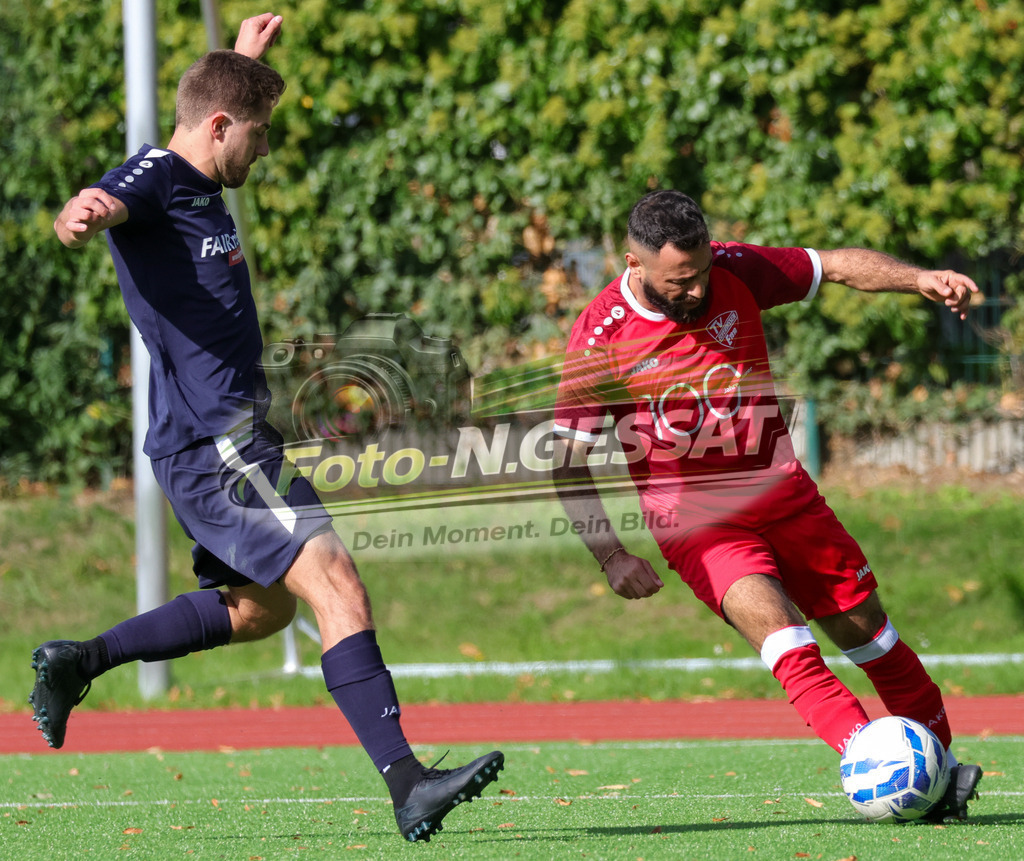 VfL Holsen - TV Elverdissen | Auf dem Bild zu sehen: schwarz VfL Holsen: Roman Adler ; rot TV Elverdissen: Mahsum CelikVfL Holsen, TV Elverdissen, Saison 26/27, Kreisliga A, Holsen, Deutschland - Realisiert mit Pictrs.com
