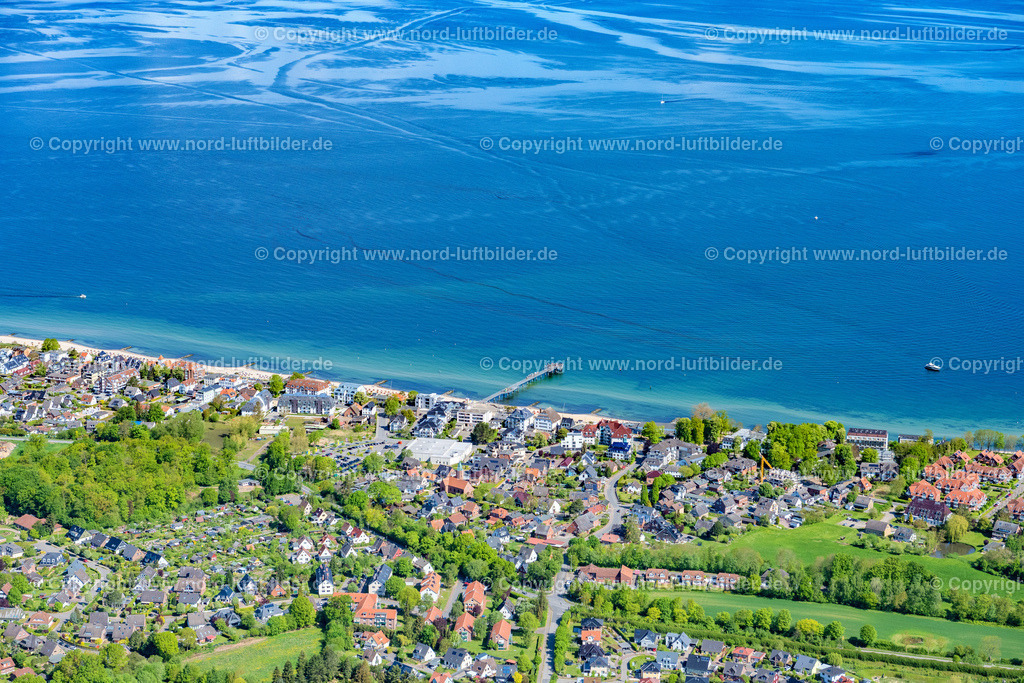 Timmendorf_ELS_3982150522 | TIMMENDORFER STRAND 15.05.2022 Ortsansicht der Straßen und Häuser der Wohngebiete in Timmendorfer Strand an der Ostsee- Küste im Bundesland Schleswig-Holstein. // Town View of the streets and houses of the residential areas in Timmendorfer Strand  at the coast of the Baltic Sea in the state Schleswig-Holstein. Foto: Martin Elsen
