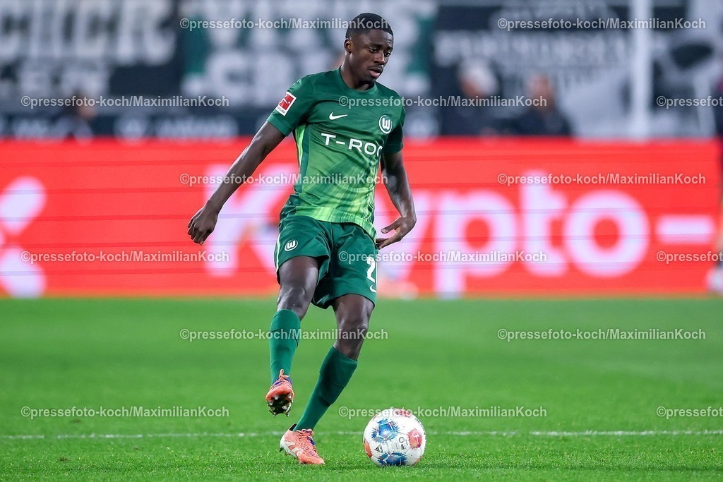 BMG13122502072 | 13.12.2025, Fußball, Borussia Mönchengladbach - VfL Wolfsburg, 1. Fußball Bundesliga, 14.Spieltag, Borussia-Park, Saison 2025 2026: Sael Kumbedi&nbsp;(VfL Wolfsburg #26)   DFB regulations prohibit any use of photographs as image sequences and or quasi-video.