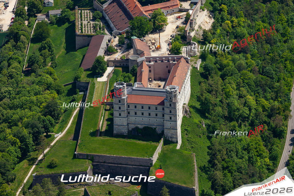 Die Luftbildaufnahme Burg - Eichstätt wurde 2020 mittels Flugzeug (keine Drohne) erstellt. Perfekte Schärfe und Druck- Ergebnisse- Garantiert!