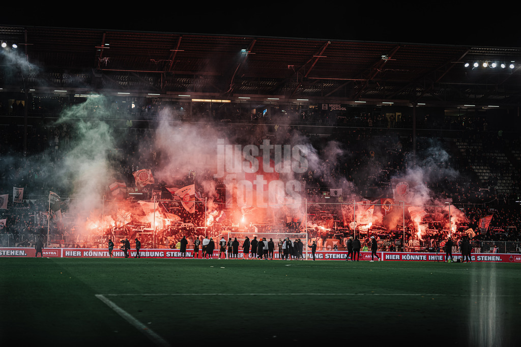 Fußball | Männer | Saison 2024/2025  | Fußball-Bundesliga | 26. Spieltag | FC St. Pauli vs. TSG Hoffenheim | 14.03.2025 | St. Pauli feiert den Sieg mit den Fans, Pyrotechnik