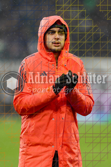 Borussia Mönchengladbach vs FC Bayern München - Bundesliga  | Mönchengladbach, Deutschland, 25.10.25:   Josip Stanisic (FC Bayern München) Schlussjubel, jubelt nach dem Sieg waehrend des Spiels der Bundesliga zwischen Borussia Mönchengladbach vs FC Bayern München im Stadion im Borussia Park(Foto von Brauer-Fotoagentur / Adrian Schlueter)
