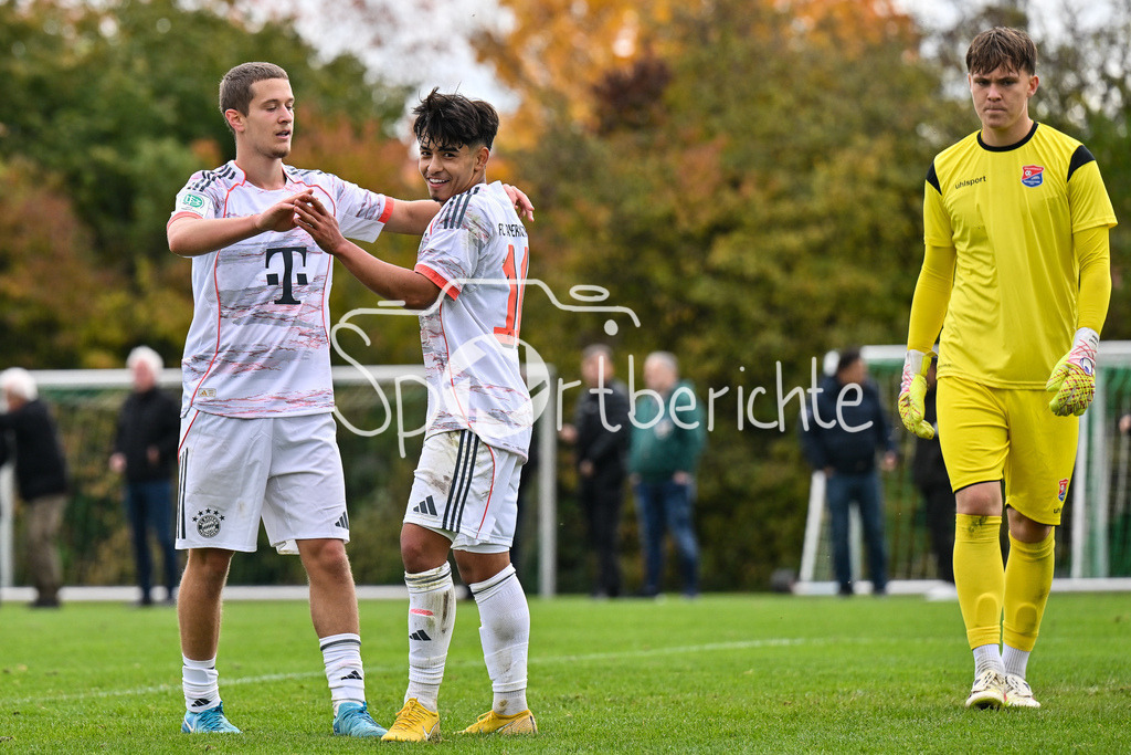 SpVgg Unterhaching U19 - FC Bayern München U19 | Jubel der Gäste nach dem Treffer zum 0-3 durch Maycon Douglas NORMANHA CAROZO (FC Bayern München U19 11) / Hattrick / Tor / Torschuetze / Freude / Happy / U19 DFB Nachwuchsliga: SpVgg Unterhaching - FC Bayern München; Sportschule Oberhaching am 18.10.2025