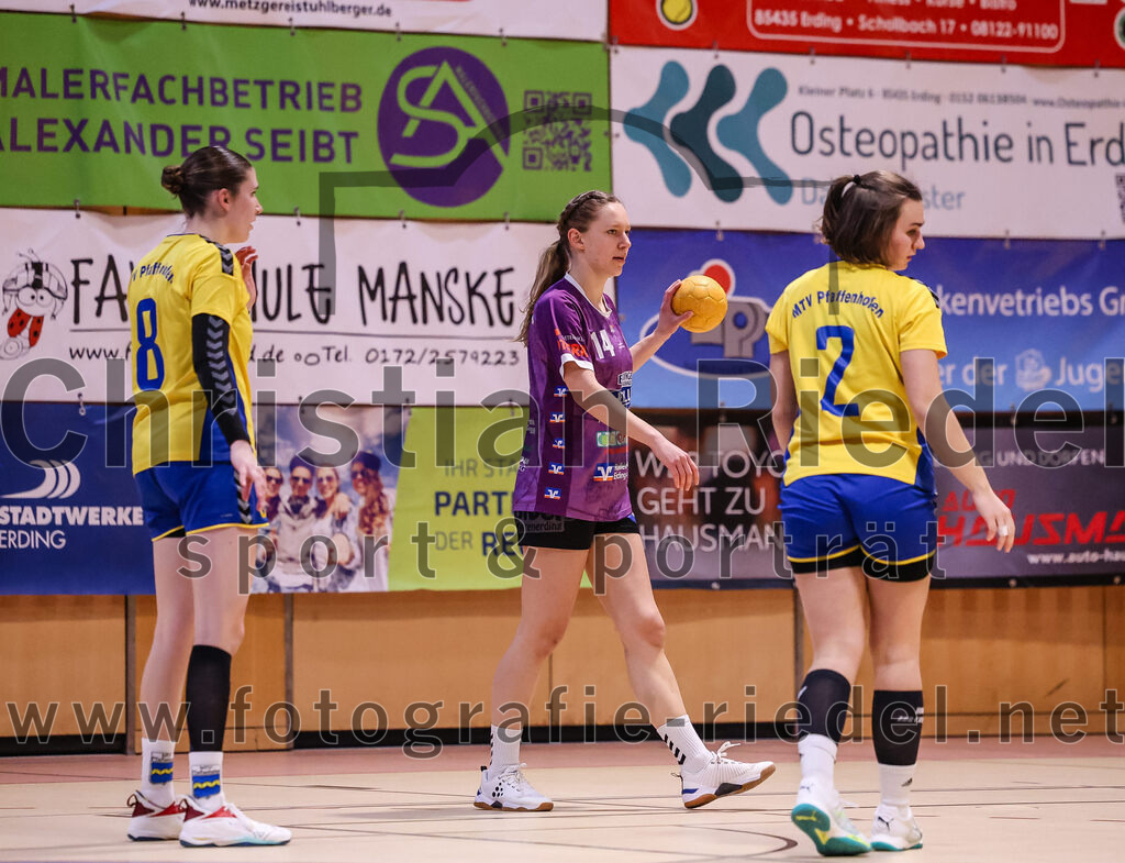2025-02-15_029_SpVgg_Altenerding_gegen_MTV_Pfaffenhofen | Erding, Deutschland, 15.02.2025:Handball, Bezirksoberliga Frauen Altbayern 2024 / 2024, 14. Spieltag, SpVgg Altenerding gegen MTV Pfaffenhofen, Endergebnis: 27:23Katharina Englisch (MTV Pfaffenhofen, #8), Sophie Lößl (SpVgg Altenerding, #14), Magdalena Scherer (MTV Pfaffenhofen, #2)Foto: Christian Riedel / fotografie-riedel.net