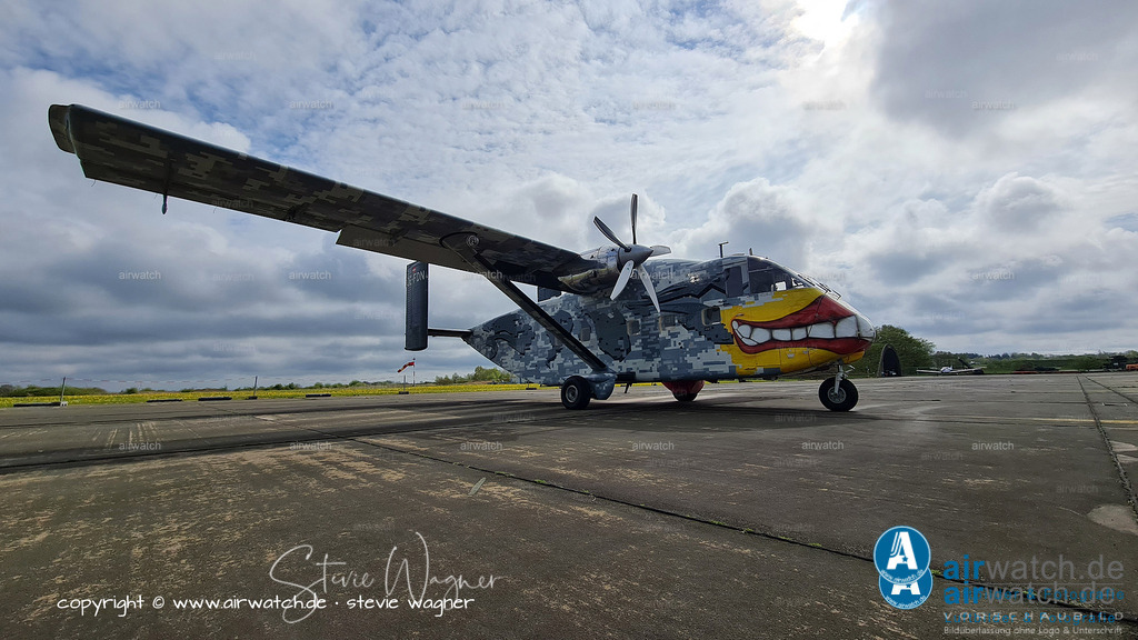 Flying Shoebox - Short S.C.7 Skyvan auf dem Flugplatz Husum-Schwesing | The Short SC.7 Skyvan, also known as the "Flying Shoebox," is a British 19-seat twin-turboprop aircraft first flown on January 17, 1963. It was manufactured by Short Brothers of Belfast, Northern Ireland, and features a rugged design with short takeoff and landing (STOL) capabilities. Initially developed in response to a request from F.G. Miles Ltd. for a variant of the Hurel-Dubois Miles HDM.106 Caravan design, the Skyvan was produced from 1960 to 1986, with just over 150 aircraft manufactured. Today, the remaining examples are primarily used for short-haul freight and skydiving operations.