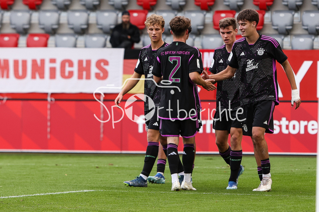 FC Bayern Muenchen U19 - 1. FC Kaiserslautern U19 | Jubel nach dem Treffer zum 1-0 durch Javier FERNANDEZ GONZALEZ (FCB #8) / Freude / tor / Torschuezte