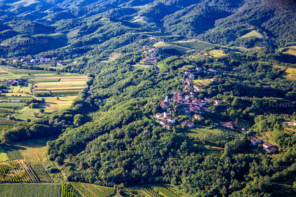 Aerial view: Dvorec [§2] in the district Vogrsko in Renče-Vogrsko in the state Slovenia, Slovenia. – Photo: IMG_137443.jpg taken on 07/14/2023 by Werner Riehm/FLY-FOTO.com – Resolution of the original: 5472 x 3648 px