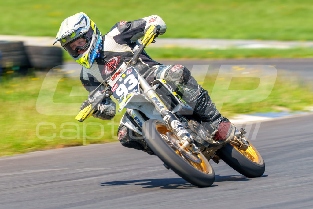 G-Cup + Supermoto Staatsmeisterschaft + Hungarian Supermoto Championship | GRIPcapture steht für authentische Sportfotografie in Österreich – für Momente, die mehr sind als Geschwindigkeit oder Ergebnis. Es geht um Emotion, Spannung, Fokus und den Augenblick, der oft nur einen Wimpernschlag dauert.Ob Motorsport, Teamsport oder 