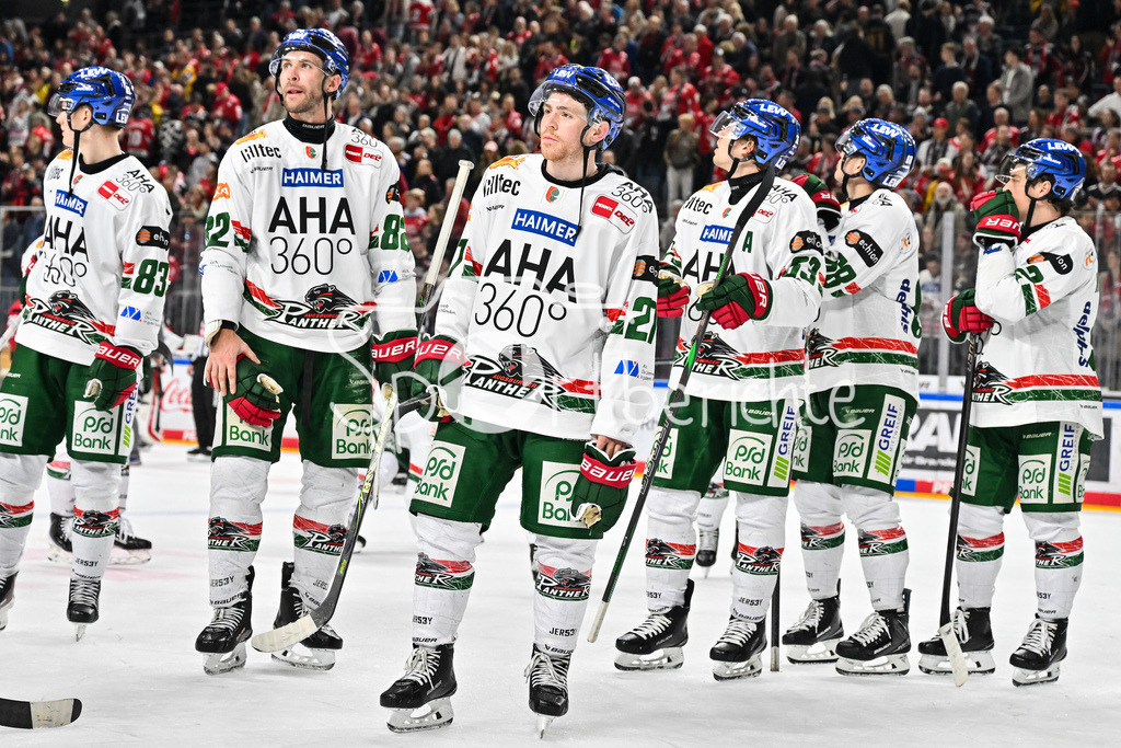 Kölner Haie - Augsburger Panther | KÖLN, DEUTSCHLAND - 04. MÄRZ: im Bild die Spieler der Panther mit händenden Köpfen nach der Niederlage in Köln nach dem Match zwischen den Kölner Haien und den Augsburger Panthern am 48. Spieltag der Penny DEL in der Lanxess Arena
