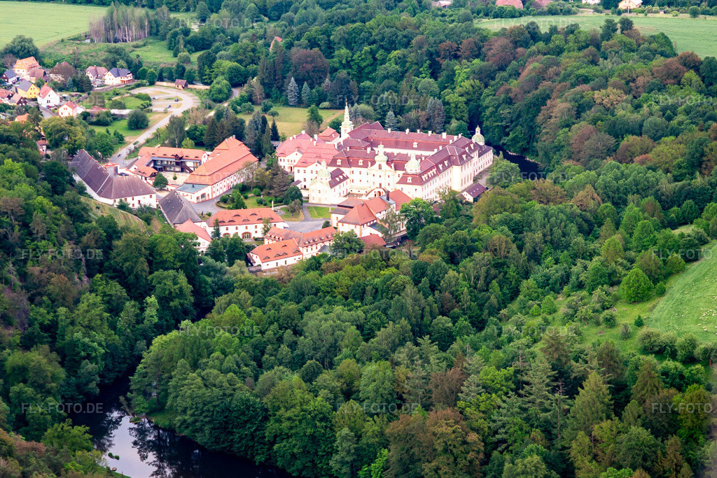 Luftbild: Nonnen-Kloster St. Marienthal im Ortsteil Marienthal in Ostritz im Bundesland Sachsen in Deutschland. – Foto: IMG_141697.jpg vom 23.05.2024 durch Werner Riehm/FLY-FOTO.de – Auflösung des Originals: 4537 x 3024 px – Kloster St. Marienthal | Eintauchen in das Klosterleben in Ostritz