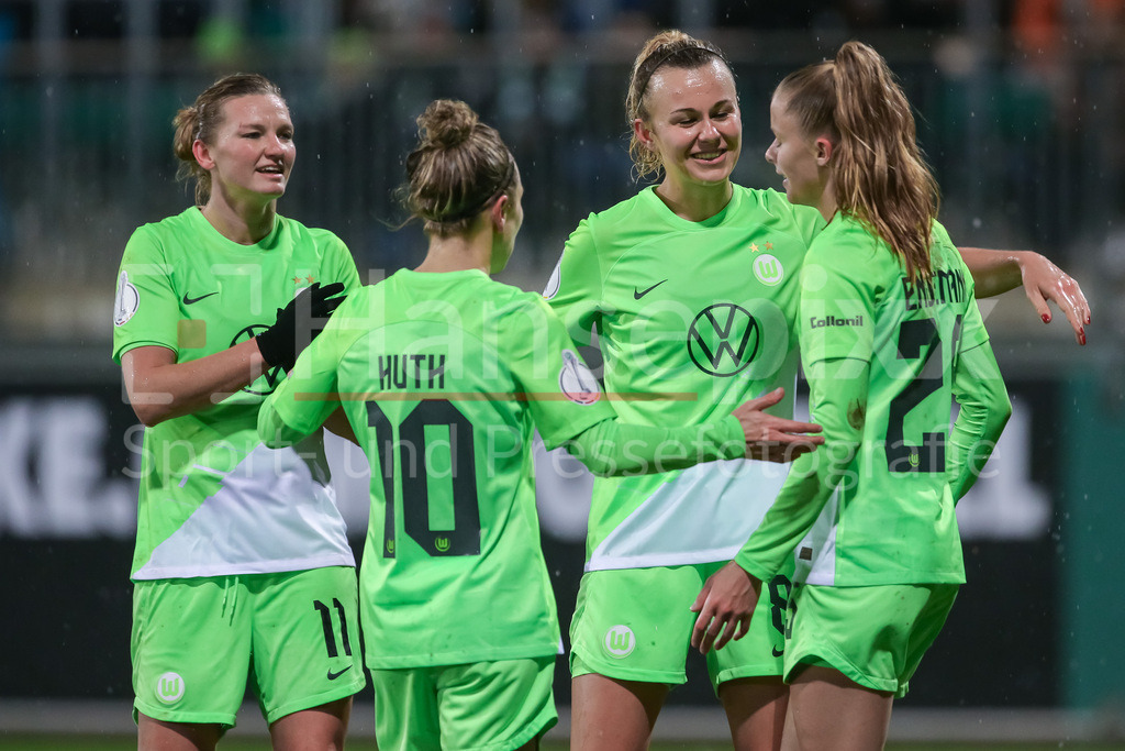 Fussball, DFB-Pokal Frauen, VfL Wolfsburg - SV Werder Bremen | v.li.: Spielerinnen vom VfL Wolfsburg mit Torjubel, Jubel, jubeln, jubelt, optimistisch, Spielszene, Highlight, Freude über das Tor zum 2:0, DIE DFB-RICHTLINIEN UNTERSAGEN JEGLICHE NUTZUNG VON FOTOS ALS SEQUENZBILDER UND/ODER VIDEOÄHNLICHE FOTOSTRECKEN. DFB REGULATIONS PROHIBIT ANY USE OF PHOTOGRAPHS AS IMAGE SEQUENCES AND/OR QUASI-VIDEO.