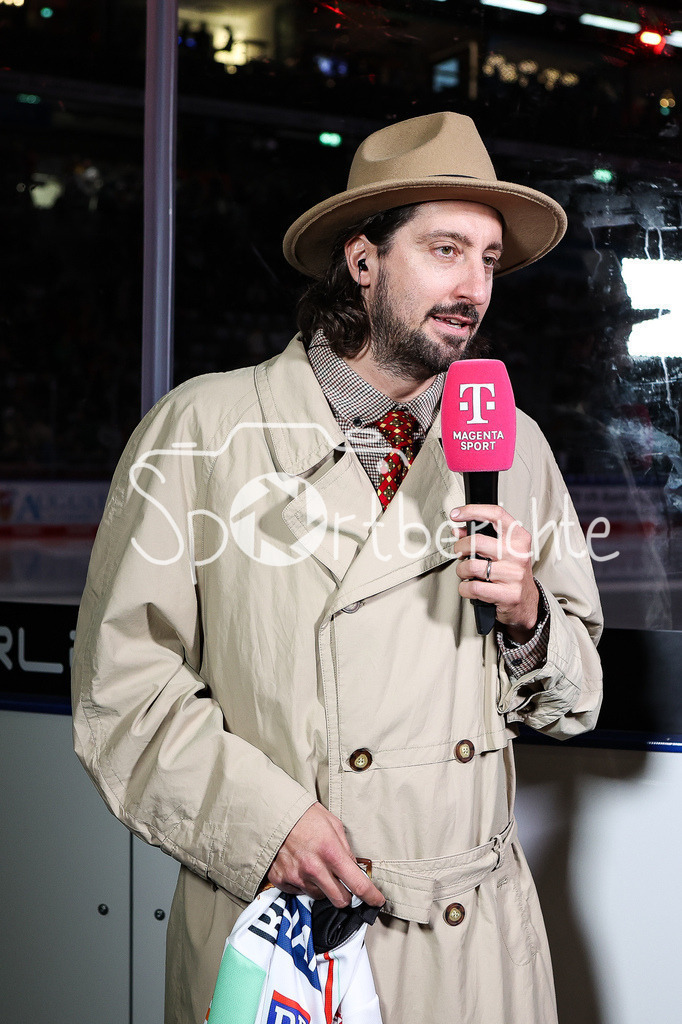 Augsburger Panther - Nürnberg ICE Tigers | Patrick EHELECHNER am Mikrofon von Magenta Sport beim Retro Spiel zwischen Augsburg und Nuernberg