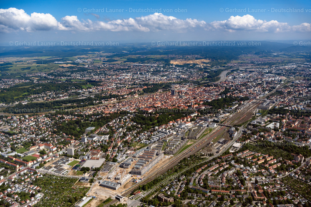 4050771 | REGENSBURG 02.09.2021 Wohngebiet einer Mehrfamilienhaussiedlung " Das DÖRNBERG " an der Kumpfmühler Straße Ecke Friedrich-Niedermeyer-Straße im Ortsteil Westviertel in Regensburg im Bundesland Bayern, Deutschland. Weiterführende Informationen bei: Allmann Sattler Wappner Architekten GmbH,  Bucher Properties GmbH,  Dörnberg-Viertel Projekt GmbH &amp; Co. KG,  Hubert Haupt Immobilien Holding e.K.. // Residential area of a??a??a multi-family housing estate "Das DOeRNBERG" in the district of Westviertel in the district Westviertel in Regensburg in the state of Bavaria, Germany. Further information at: Allmann Sattler Wappner Architekten GmbH,  Bucher Properties GmbH,  Doernberg-Viertel Projekt GmbH &amp; Co. KG,  Hubert Haupt Immobilien Holding e.K.. Foto: Gerhard Launer