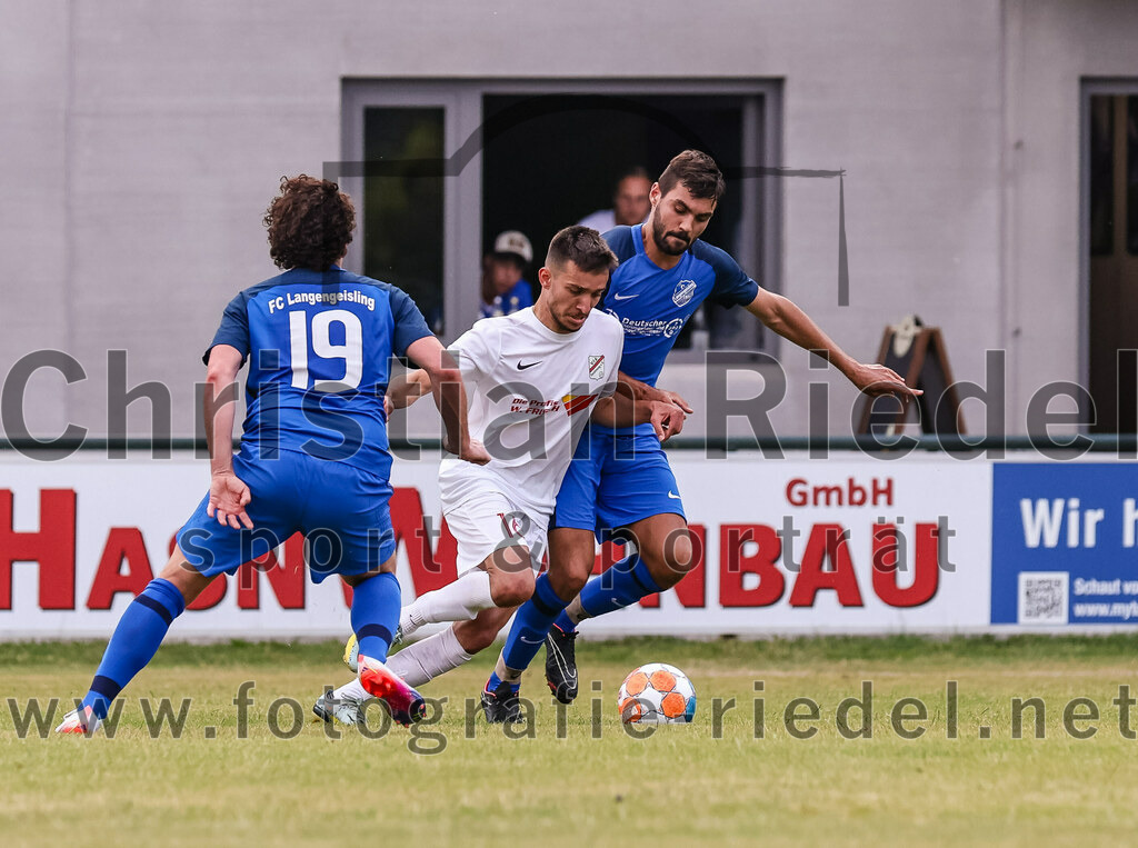2023-06-30_115_FC_Langengeisling_gegen_VfB_Forstinning | Erding, Deutschland, 30.06.2023:
Fußball, Bezirksliga Oberbayern Ost 2023 / 2024, Testspiel, FC Langengeisling gegen VfB Forstinning, Endergebnis: 3:0

Fabian Aigner (FC Langengeisling, #19), Matija Milic (VfB Forstinning, #16), Severin Stenzel (FC Langengeisling, #42)

Foto: Christian Riedel / fotografie-riedel.net