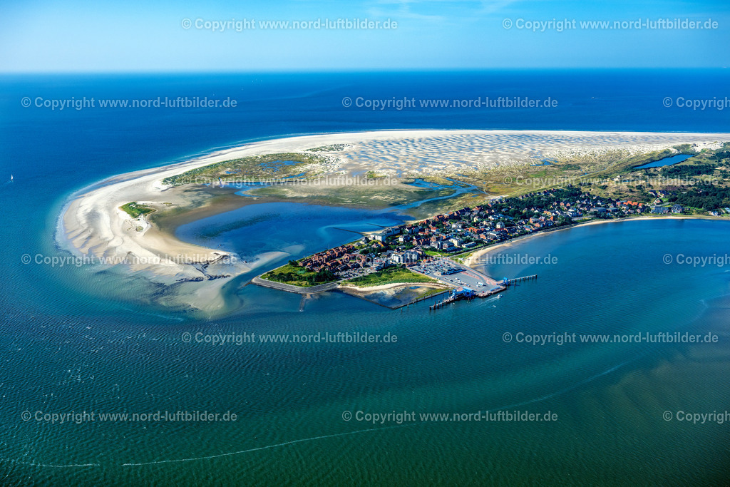 Amrum_Wittdün_ELS_7616280824 | WITTDüN AUF AMRUM 28.08.2024 Küstenbereich and der Südspitze der Nordsee - Insel Amrum mit der Wyker Dampfschiffs-Reederei Föhr-Amrum GmbH und Anlegestelle im Bundesland Schleswig-Holstein. Weiterführende Informationen bei: AmrumTouristik AöR,  Wyker Dampfschiffs-Reederei Föhr-Amrum GmbH. // Coastal area of southern tip of the North Sea island Amrum and pier in the state Schleswig-Holstein. Further information at: AmrumTouristik AoeR,  Wyker Dampfschiffs-Reederei Foehr-Amrum GmbH. Foto: Martin Elsen