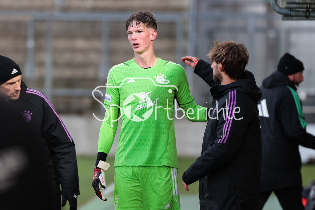 FC Bayern Amateure - TSV Buchbach | Tom Ritzy HUELSMANN (FCB #1) muss nach seiner roten Karte vom Platz / Notbremse / Luca DENK (FCB #16)